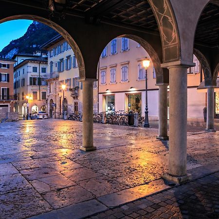 Nido Sui Tetti Di Riva Del Garda - Happy Rentals Luaran gambar