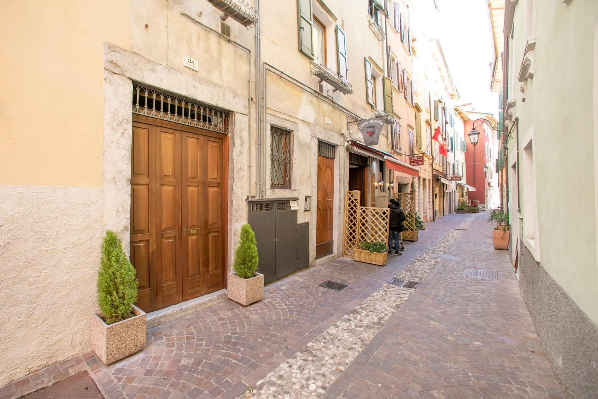 Nido Sui Tetti Di Riva Del Garda - Happy Rentals Luaran gambar